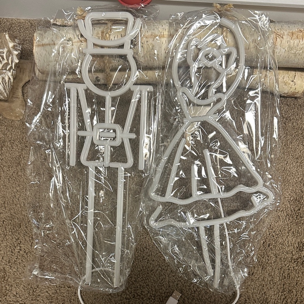 Source Unknown White Holiday Figures